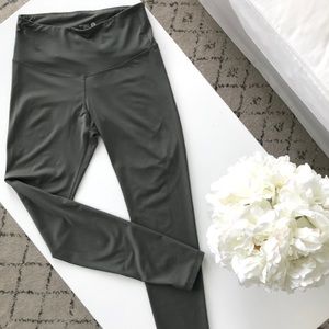 Old Navy active || khaki green legging || sz Med